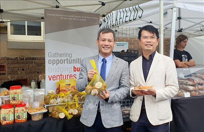 Ông Nguyễn Đăng Thắng, Tổng lãnh sự quán Việt Nam tại bang New South Wales, Queensland và Nam Australia và ông Nguyễn Phú Hòa, Trưởng Cơ quan Thương vụ Việt Nam tại Australia tại sự kiện quảng bá, giới thiệu hàng nông sản Việt Nam ở Australia.  Ảnh: Diệu Linh - P/v TTXVN tại Sydney