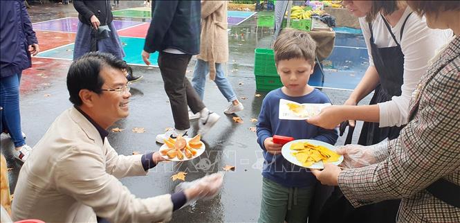 Ông Nguyễn Phú Hòa, Trưởng Cơ quan Thương vụ Việt Nam tại Australia, mời khách hàng 