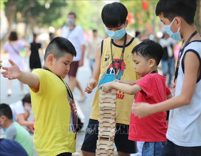 Các em nhỏ háo hức với trò chơi cùng gỗ. Ảnh: Thanh Tùng - TTXVN