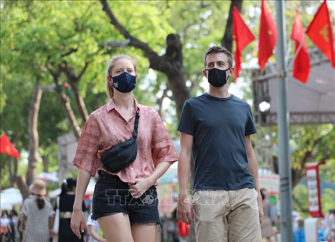 Du khách quốc tế trải nghiệm không gian phố đi bộ. Ảnh: Thanh Tùng - TTXVN