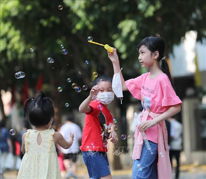 Trẻ em được thỏa thích vui đùa với trò chơi bong bóng. Ảnh: Thanh Tùng - TTXVN