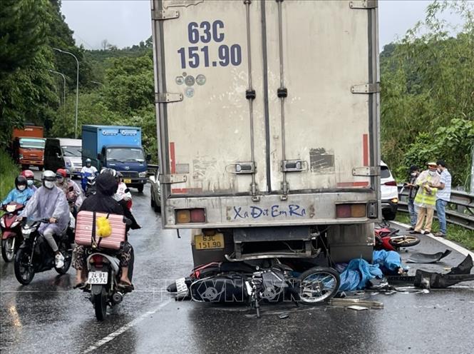 Hiện trường vụ tai nạn trên đèo Bảo Lộc khiến 2 phụ nữ tử vong vào chiều 30/4. Ảnh: TTXVN phát