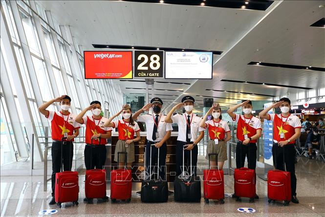 The crew of the Hanoi-New Delhi flight. VNA Photo: Huy Hùng