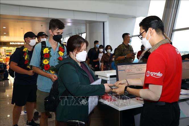 The flight's passengers complete check-ins. VNA Photo: Huy Hùng