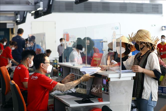 The flight's passengers complete check-ins. VNA Photo: Huy Hùng