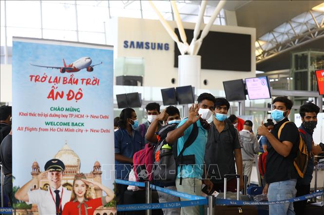 The first passengers of the Hanoi-Delhi flight. VNA Photo: Huy Hùng