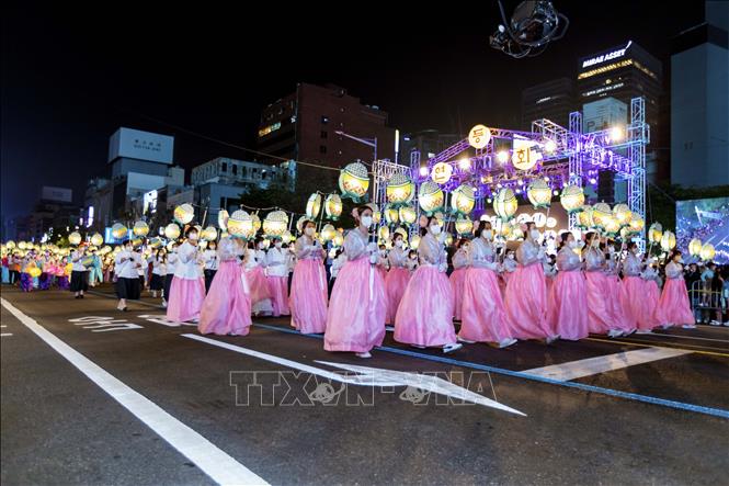 Các phật tử Hàn Quốc trong trang phục truyển thống Hanbok tham gia lễ rước đèn lồng mừng Đại lễ Phật đản 2022. Ảnh: Anh Nguyên, PV TTXVN tại Hàn Quốc.