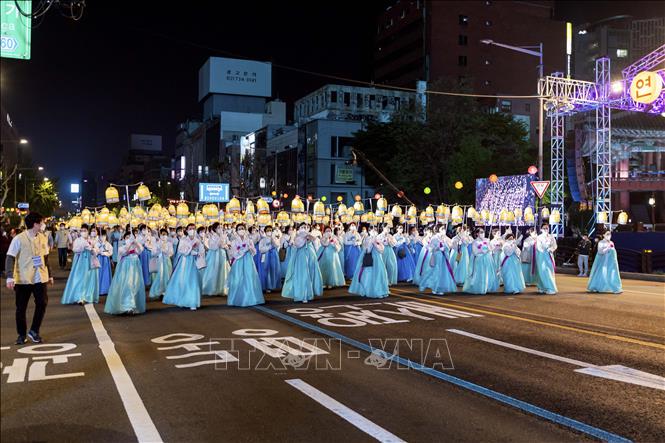 Các phật tử Hàn Quốc trong trang phục truyển thống Hanbok tham gia lễ rước đèn lồng mừng Đại lễ Phật đản 2022. Ảnh chụp ngày 30/4/2022. Ảnh: Anh Nguyên, PV TTXVN tại Hàn Quốc.