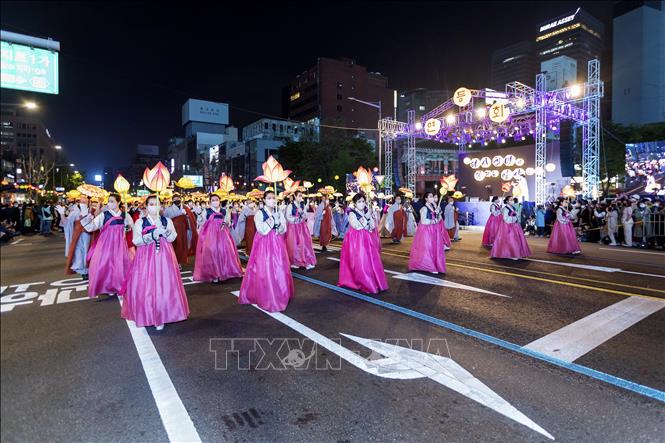 Các phật tử Hàn Quốc trong trang phục truyển thống Hanbok tham gia lễ rước đèn lồng mừng Đại lễ Phật đản 2022. Ảnh chụp ngày 30/4/2022. Ảnh: Anh Nguyên, PV TTXVN tại Hàn Quốc.