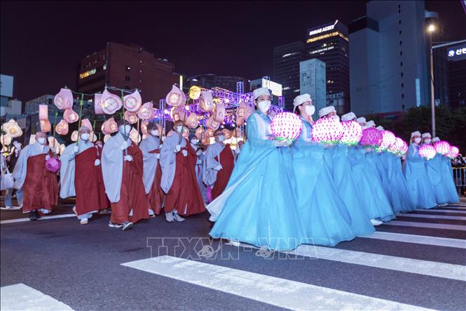 Các phật tử Hàn Quốc trong trang phục truyển thống Hanbok tham gia lễ rước đèn lồng mừng Đại lễ Phật đản 2022. Ảnh chụp ngày 30/4/2022. Ảnh: Anh Nguyên, PV TTXVN tại Hàn Quốc.