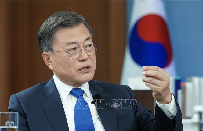 Trong ảnh: Tổng thống Hàn Quốc Moon Jae-in trả lời phỏng vấn báo chí tại Seoul ngày 14/4/2022. Ảnh: Yonhap/TTXVN