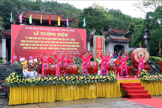 Màn trống khai hội truyền thống Đền Cao An Phụ. Ảnh: Mạnh Tú - TTXVN