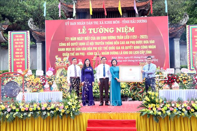 Công bố quyết định lễ hội truyền thống Đền Cao An Phụ được đưa vào danh mục di sản văn hóa phi vật thể quốc gia. Ảnh: Mạnh Tú - TTXVN