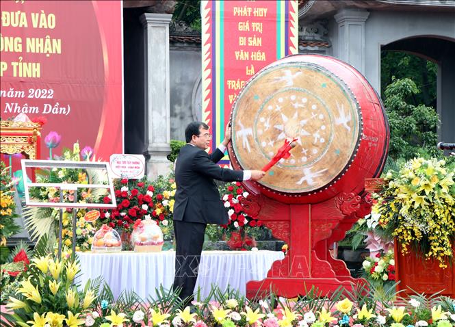 Phó Chủ tịch UBND tỉnh Hải Dương Nguyễn Minh Hùng gióng trống khai hội
Ảnh: Mạnh Tú - TTXVN
