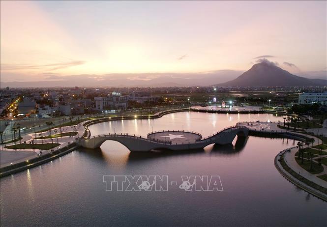Hồ điều hòa Hồ Sơn nằm giữa trung tâm thành phố Tuy Hòa. Ảnh: Phạm Cường-TTXVN