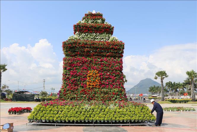 Mô hình Di tích Quốc gia đặc biệt Tháp Nhạn làm bằng hoa được đặt ở công viên Hồ điều hòa Hồ Sơn. Ảnh: Phạm Cường-TTXVN