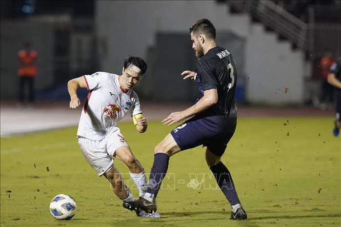 Trong ảnh:  Pha tranh bóng giữa cầu thủ đội bóng Hoàng Anh Gia Lai (Việt Nam – áo trắng) và đội bóng Sydney FC (Australia - áo xanh). Ảnh: Thanh Vũ – TTXVN

