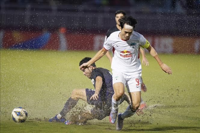 Trong ảnh:  Pha tranh bóng giữa cầu thủ đội bóng Hoàng Anh Gia Lai (Việt Nam – áo trắng) và đội bóng Sydney FC (Australia - áo xanh). Ảnh: Thanh Vũ – TTXVN

