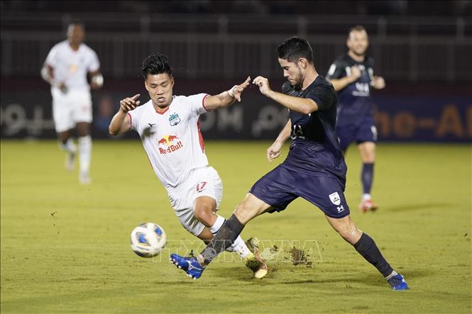 Trong ảnh:  Pha tranh bóng giữa cầu thủ đội bóng Hoàng Anh Gia Lai (Việt Nam – áo trắng) và đội bóng Sydney FC (Australia - áo xanh). Ảnh: Thanh Vũ – TTXVN

