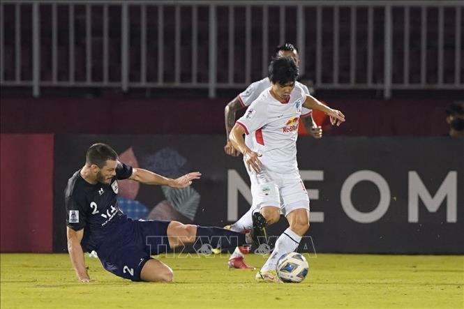 Trong ảnh:  Pha tranh bóng giữa cầu thủ đội bóng Hoàng Anh Gia Lai (Việt Nam – áo trắng) và đội bóng Sydney FC (Australia - áo xanh). Ảnh: Thanh Vũ – TTXVN

