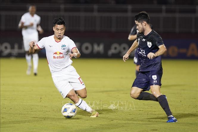 Trong ảnh:  Pha tranh bóng giữa cầu thủ đội bóng Hoàng Anh Gia Lai (Việt Nam – áo trắng) và đội bóng Sydney FC (Australia - áo xanh). Ảnh: Thanh Vũ – TTXVN

