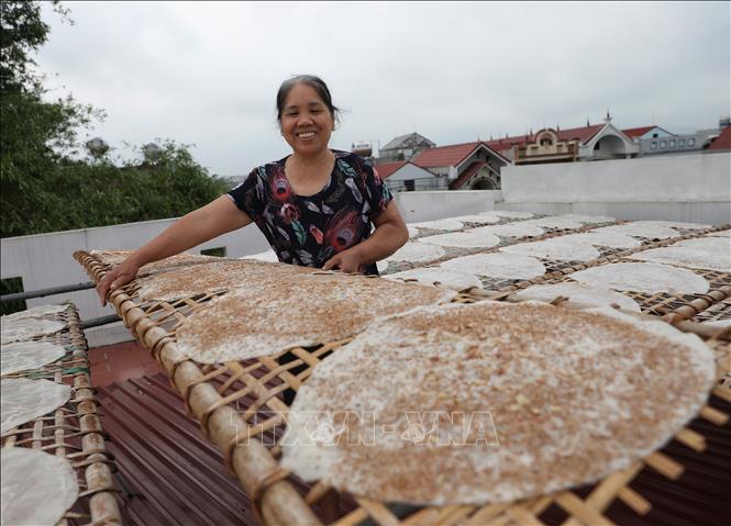 Bánh đa được mang ra phơi sau khi tráng. Ảnh: Danh Lam-TTXVN
