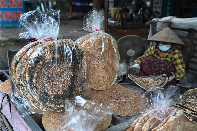 Sau khi nướng, bánh được bảo quản trong túi bóng để giữ được hương vị và độ giòn. Ảnh: Danh Lam-TTXVN