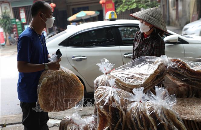 Nhiều khách du lịch đi qua đây đều dừng lại mua bánh để làm quà. Ảnh: Danh Lam-TTXVN