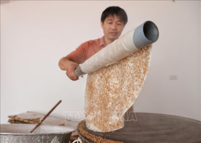 Những chiếc bánh đa Kế thoạt nhìn thì có vẻ giản đơn và dân dã, tuy nhiên để làm ra chúng thì phải đòi hỏi bàn tay khéo léo của các nghệ nhân cũng như sự tỉ mỉ, công phu trong từng giai đoạn. Ảnh: Danh Lam-TTXVN