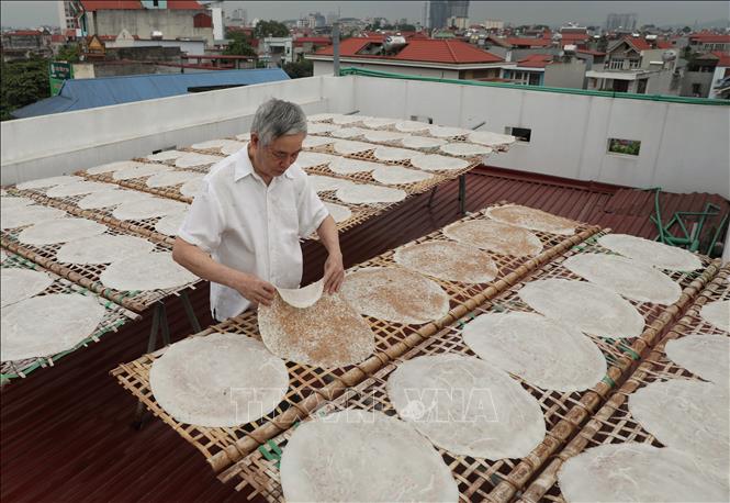 Công đoạn phơi cũng rất kỳ công, bánh sẽ được phơi hai lần cho thật khô kiệt và nắng phơi bánh người ta cũng phải chọn thời điểm nắng đẹp không nhạt mà cũng không quá gay gắt. Ảnh: Danh Lam-TTXVN