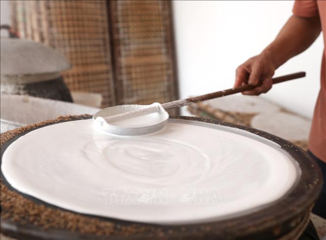 Không chỉ tráng một lần như các loại bánh tráng thông thường mà với bánh đa Kế người ta sẽ tráng 2 lần, khi lớp đầu tiên vẫn còn hơi ướt, lớp bánh thứ hai sẽ được trải đều lên. Ảnh: Danh Lam-TTXVN