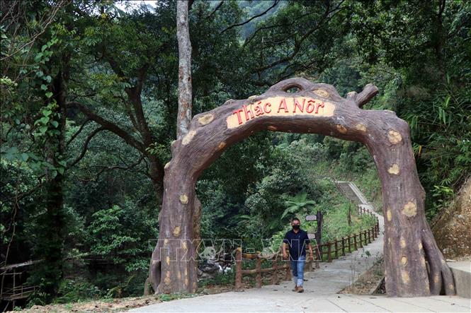 Trong ảnh: Đường dẫn vào thác A Nôr. Ảnh: Đỗ Trưởng - TTXVN