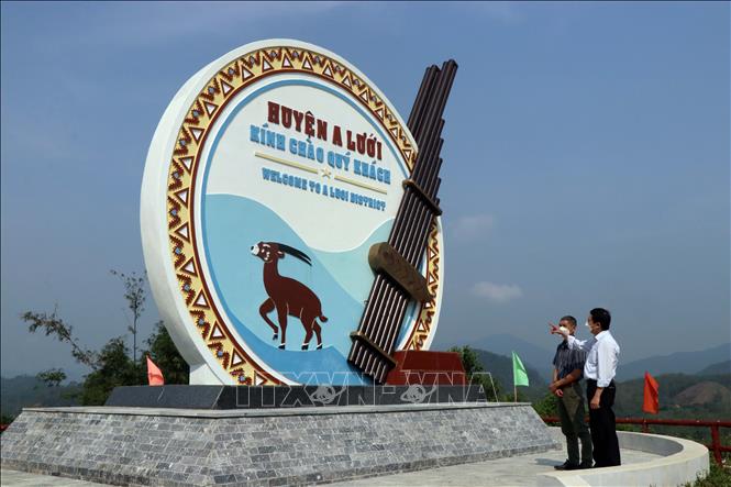 Trong ảnh: Điểm check in trước khi vào huyện A Lưới với biểu tượng loài Sao La. Ảnh: Đỗ Trưởng - TTXVN