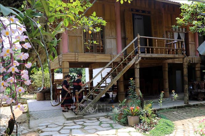 Trong ảnh: Làng du lịch cộng đồng A Nôr có nhiều nhà homestay để du khách lưu trú. Ảnh: Đỗ Trưởng - TTXVN