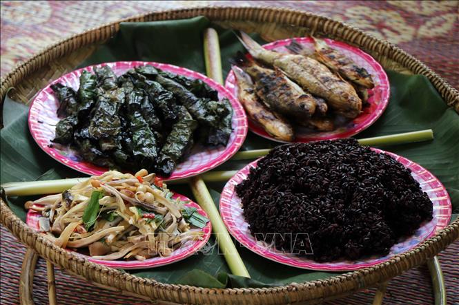 Trong ảnh: Du khách trải nghiệm ẩm thực địa phương bên dòng thác A Nôr . Ảnh: Đỗ Trưởng - TTXVN