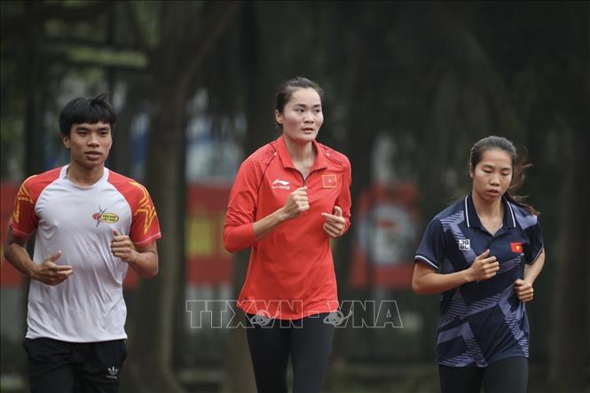 Lan (C) is chosen as cauldron lighter at the SEA Games 31 opening ceremony. VNA Photo: Trần Việt 
