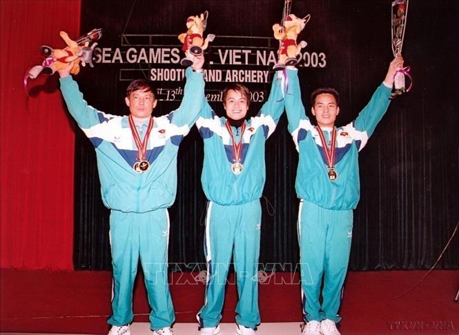 Các VĐV Việt Nam Nguyễn Mạnh Tường, Nguyễn Trung Hiếu, Phạm Cao Sơn (từ trái sang) đoạt HCV nội dung đồng đội súng ngắn ổ quay 30+30 trong khuôn khổ SEA Games 22. Ảnh: Hà Thái-TTXVN