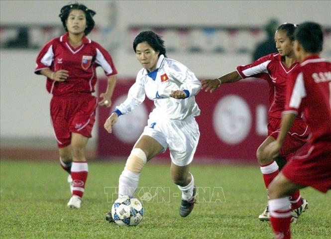 Trận chung kết bóng đá nữ giữa đội tuyển Việt Nam (áo trắng) và đội Myanmar (áo đỏ) trong khuôn khổ SEA Games 22, chiều 11/12/2003, trên sân vận động Lạch Tray (Hải Phòng). Kết quả, đội tuyển Việt Nam thắng với tỷ số 2-1, đoạt HCV. Ảnh: Quang Minh-TTXVN.
