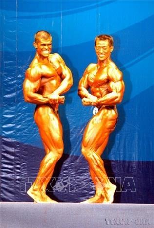 VĐV Việt Nam Lý Đức (phải) và Bin Yahya (Malaysia) so tài trên sàn đấu, chiều  6/12/2003, tại Nhà thi đấu Bến Thành (TP. Hồ Chí Minh). VĐV Lý Đức đoạt HCV ở hạng cân 85 kg. Ảnh: Thanh Vũ-TTXVN