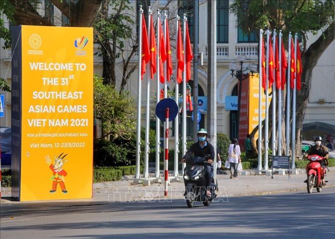 Photo: The street decoration and embellishment are the way that Hanoians show their hospitality and warmth to international friends. VNA Photo: Tuấn Đức