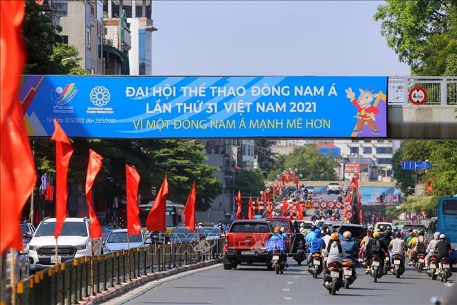Photo: The street decoration and embellishment are the way that Hanoians show their hospitality and warmth to international friends. VNA Photo: Tuấn Đức