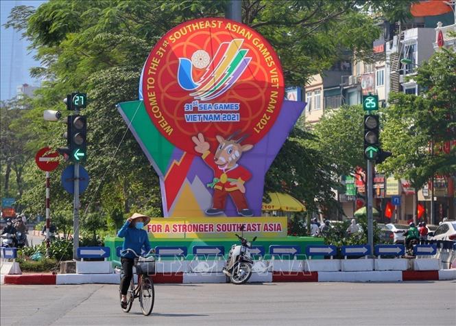 Photo: A large poster for the 31st SEA Games was installed in O Cho Dua intersection. Saola (spindlehorn) is the official mascot for SEA Games and Para Games 2021. The stylized image of saola was created by Hanoi artist Ngo Xuan Khoi.  VNA Photo: Tuấn Đức