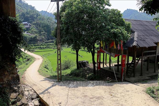 Trong ảnh: Nếp nhà sàn người Mường còn giữ được nét hoang sơ bên các con đường uốn lượn tại xã Vân Sơn, huyện Tân Lạc. Ảnh: Thanh Hải - TTXVN