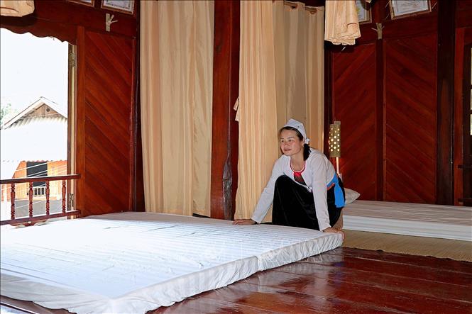 Trong ảnh: Chị Hà Thị Thậm, Chủ homestay Hải Thạn chuẩn bị chỗ lưu trú cho khách du lịch. Ảnh: Thanh Hải - TTXVN