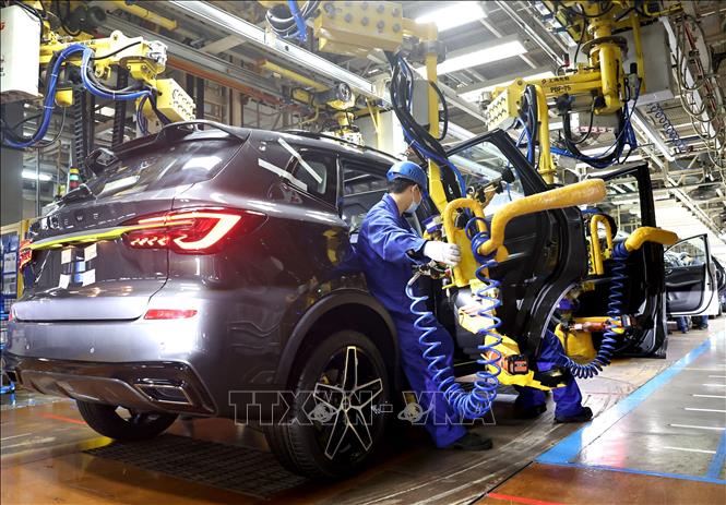 Trong ảnh: Công nhân làm việc tại dây chuyền lắp ráp ô tô của Công ty Motor SAIC ở Thượng Hải, Trung Quốc ngày 23/4/2022. Ảnh: THX/TTXVN