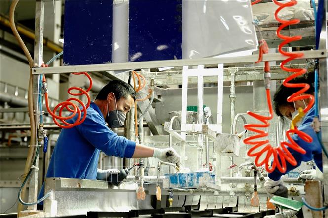 Trong ảnh: Công nhân làm việc tại xưởng của Công ty Songz Automobile Air Conditioning ở Thượng Hải, Trung Quốc ngày 23/4/2022. Ảnh: THX/TTXVN
