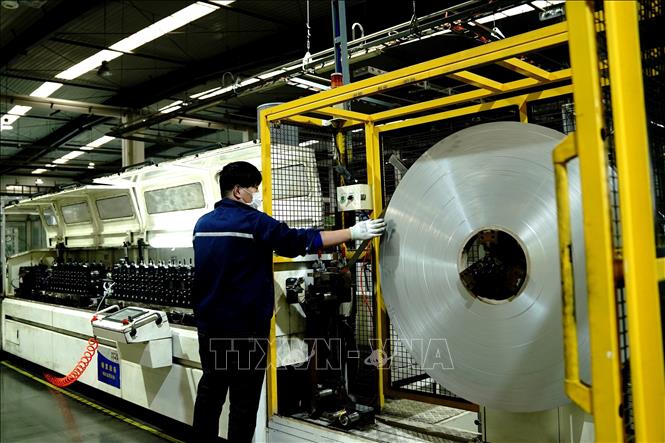 Trong ảnh: Công nhân làm việc tại xưởng của Công ty Songz Automobile Air Conditioning ở Thượng Hải, Trung Quốc ngày 23/4/2022. Ảnh: THX/TTXVN