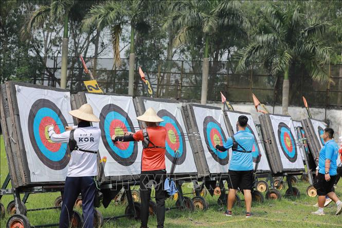 Vận động viên đội tuyển Bắn cung tập luyện tại trường bắn của Trung tâm Huấn luyện thể thao Quốc gia. Ảnh: Vũ Sinh – TTXVN