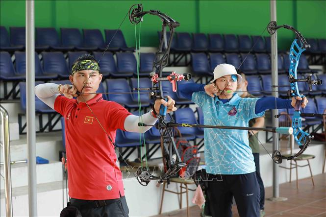 Vận động viên đội tuyển Bắn cung tập luyện tại trường bắn của Trung tâm Huấn luyện thể thao Quốc gia. Ảnh: Vũ Sinh – TTXVN