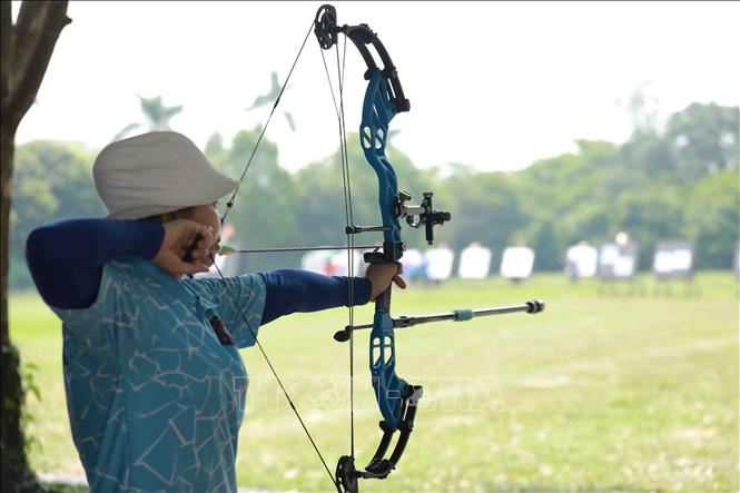 Vận động viên đội tuyển Bắn cung tập luyện tại trường bắn của Trung tâm Huấn luyện thể thao Quốc gia. Ảnh: Vũ Sinh – TTXVN